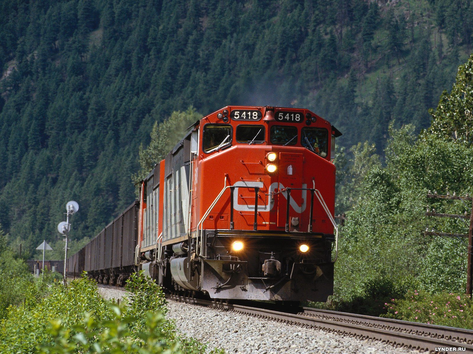 UPDATE: CN freight train carrying sand derails near Grande Cache