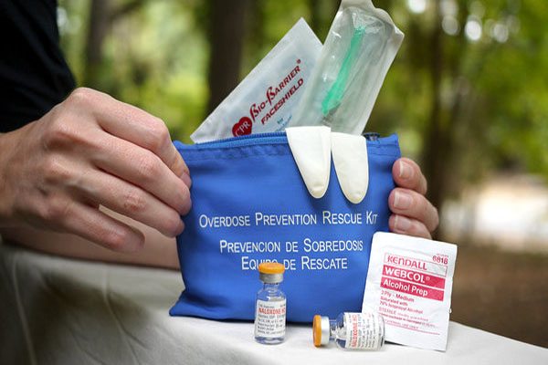 Alberta firefighters to carry naloxone kits