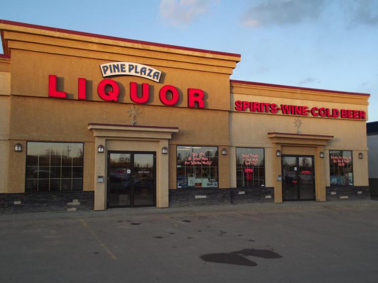 Liquor store worker bear sprayed by robbery suspects