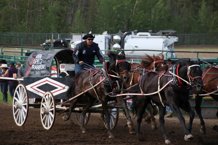 Eric Rever takes Manning Rodeo at home