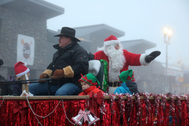 Grande Prairie welcomes Santa with foggy parade