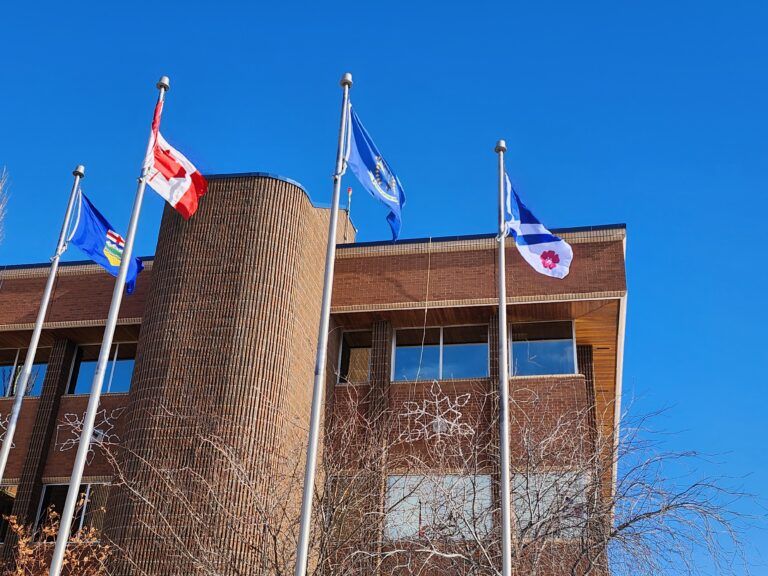 Franco-Albertan flag raised at Grande Prairie City Hall