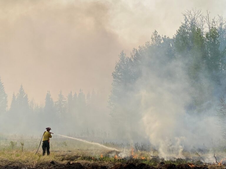 New Brunswick firefighters arrive to help fight Fox Creek wildfire
