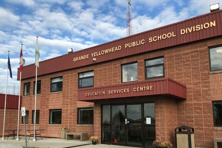 Grande Yellowhead School Division support staffers join growing CUPE strike